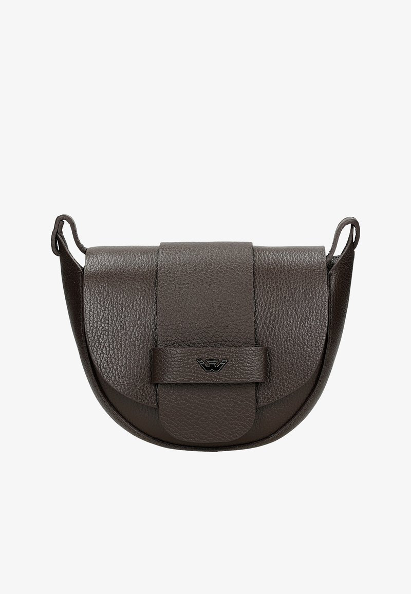 Borsa a tracolla in pelle marrone con una forma arrotondata, caratterizzata da una chiusura a pattina, superficie testurizzata e un accento in metallo con logo sulla parte frontale.