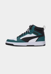 Αθλητικό παπούτσι Puma υψηλού τύπου με πάνελ από δέρμα σε μαύρο, λευκό και τυρκουάζ, μαύρα κορδόνια και λογότυπο Puma στο πλάι και στην περιοχή της φτέρνας.