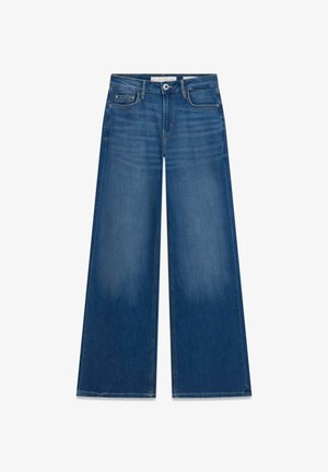 Jean denim bleu à jambes larges avec poches avant et passants pour ceinture, texture délavée autour des cuisses, et fermeture à boutons à la taille.