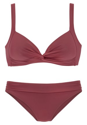 Completo bikini in un bordeaux tenue, caratterizzato da un design a torsione nella parte superiore e un fondo a vita alta con dettagli arricciati. Tessuto morbido ed elastico.