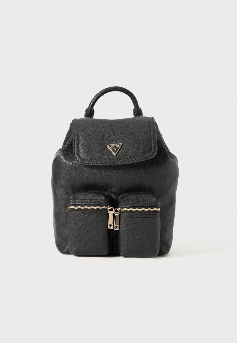 Sac à dos Guess en cuir noir avec poignée supérieure, fermeture à rabat et deux poches avant zippées avec ferrures dorées.