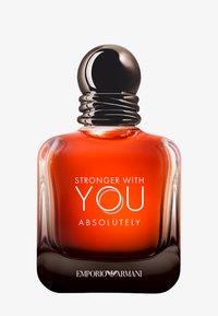 Botella de perfume de vidrio con líquido ámbar oscuro, tapa metálica redonda, etiquetada "Stronger With You Absolutely," logo de Emporio Armani abajo.