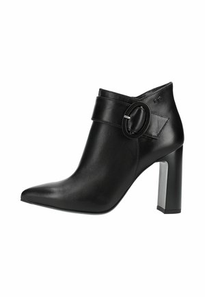 Schwarzer Leder-Stiefelette mit spitzer Zehenpartie, Blockabsatz und breitem Riemen mit großer, runder Schnalle an der Seite.