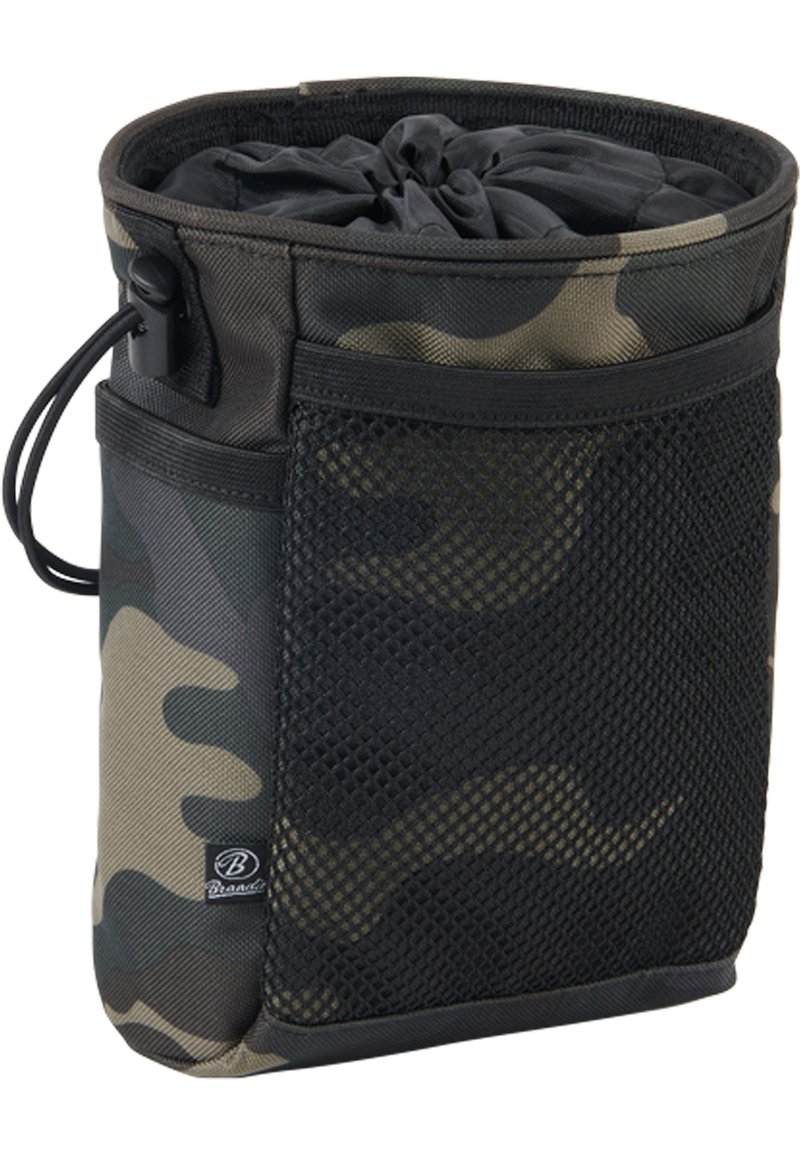 Úložná taška s camo vzorom, cylindrického tvaru, vyrobená z odolnej látky. Obsahuje sieťovanú bočnú kapsu a sťahovaciu šnúrku. Čierne akcenty.