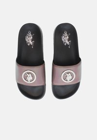 Svarta slidesandaler med en glansig mauve-rem, silverfärgad logodetalj och texturerad fotbädd. Släta kanter och avslappnad design.