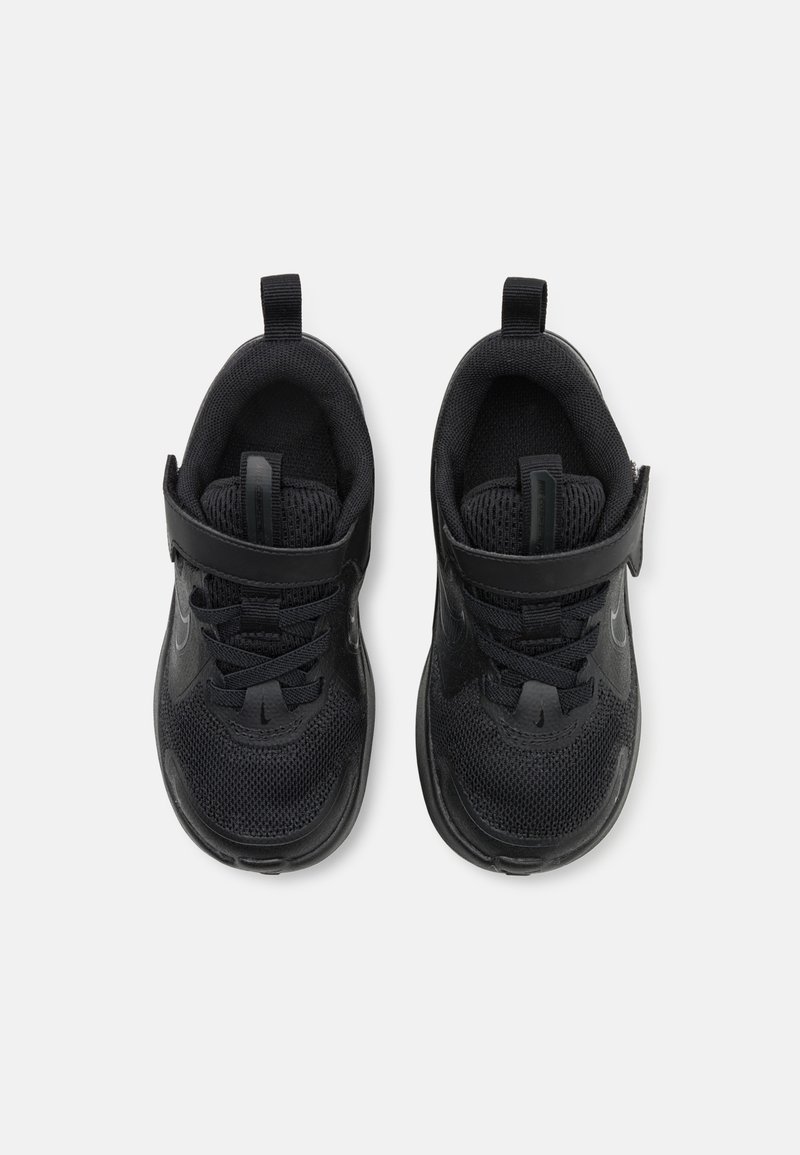 Zapatillas deportivas negras con tejido de malla, suelas de goma y correas ajustables. Cuenta con un acolchado en el collar y detalles de costura decorativa.