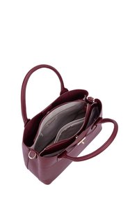 Borsa a mano in pelle bordeaux con due manici, scomparti con zip e interno grigio chiaro. Presenta dettagli in acciaio inox dorato e un design strutturato.