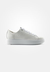Baskets blanches en cuir avec bout rond, tige texturée, lacets plats blancs et semelle en caoutchouc striée. Caractérisées par un design minimaliste et sans logos visibles.