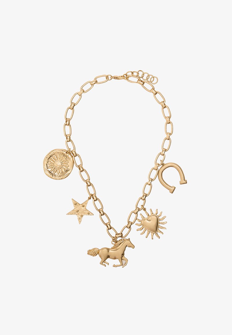 Złocony naszyjnik łańcuszkowy z zawieszkami w kształcie konia, słońca, gwiazdy, serca i podkowy, o fakturowanym wykończeniu i różnorodnych wzorach.