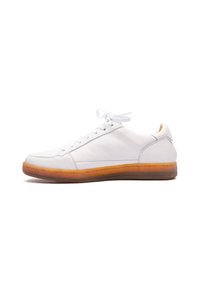 Sneaker bianca in pelle con profilo basso, superficie testurizzata, punta tonda e suola in gomma arancione. Presenta lacci piatti e cuciture semplici.
