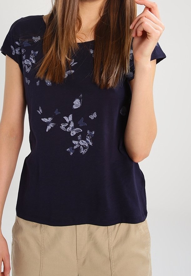 Camiseta de algodón azul marino con un patrón de mariposas en tonos más claros, con cuello redondo y mangas cortas.