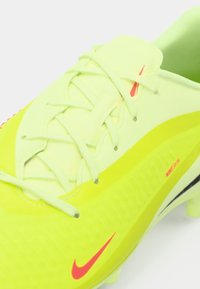 Pantofii de fotbal galbeni strălucitor cu suprafață texturată, accente rouge și șireturi flexibile. Au un design elegant și crampoane modelate pentru aderență.