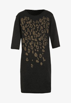 Černé šaty ve stylu trička mají kulatý výstřih a tříčtvrteční rukávy, zdobené zlatým kamínkovým potiskem v leopardím vzoru.