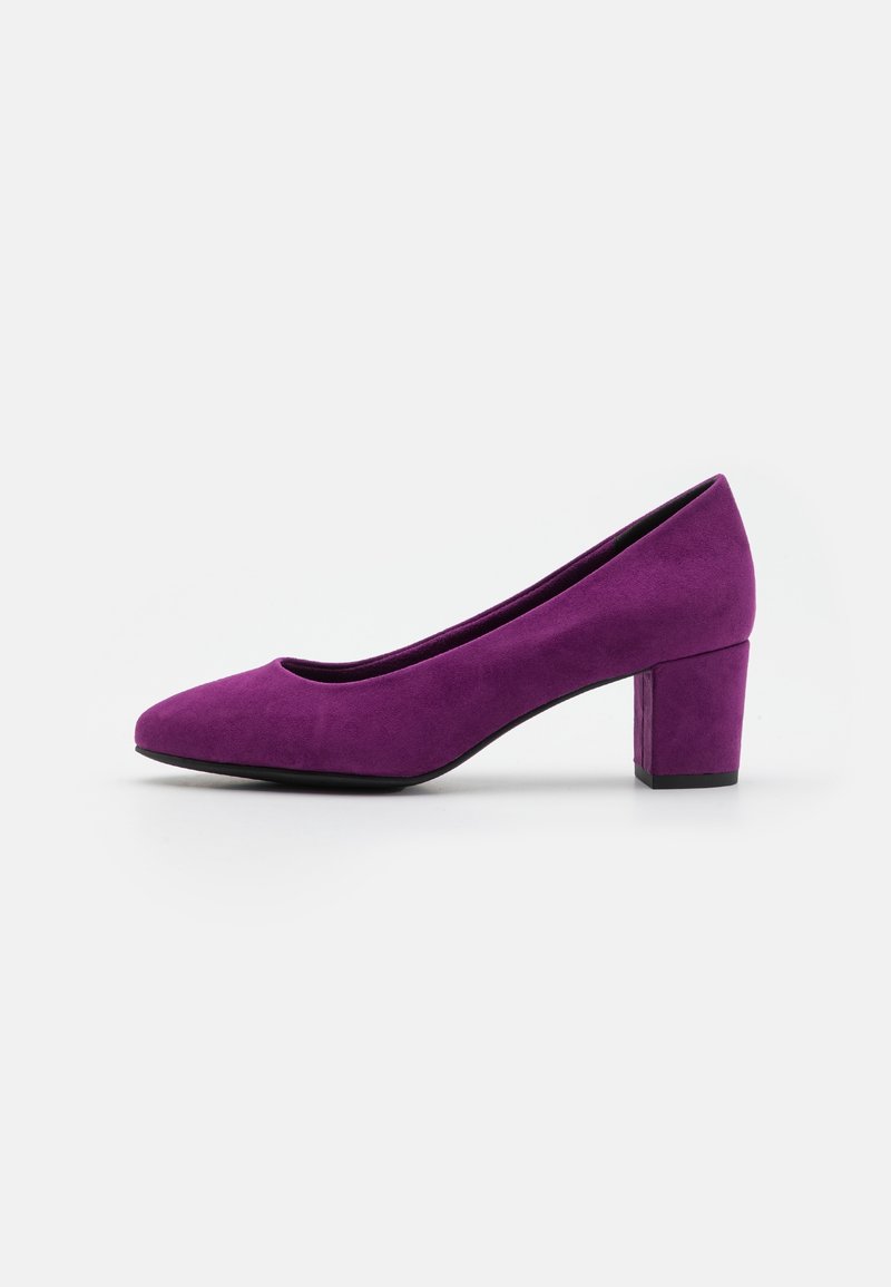 Escarpin à talon haut en daim violet avec un bout arrondi et un talon épais. Texture lisse avec une couleur unie et peu de détails.