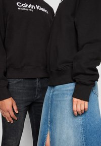 Calvin Klein Jeans EXCLUSIVE ENDLESS CITY GRAPHIC CREW NECK UNISEX - Sweatshirt - black