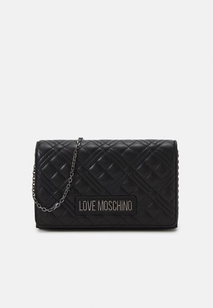 Czarna pikowana skórzana torebka na ramię z srebrnym łańcuszkiem i logo "Love Moschino" na przodzie.
