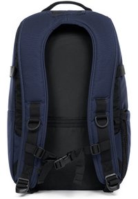 Mochila azul marino con correas y clips negros ajustables. Cuenta con un respaldo acolchado y un bolsillo lateral de malla, fabricada con un material duradero.