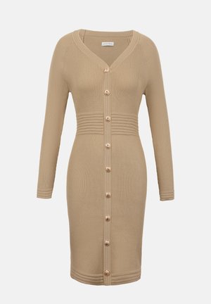 Smėlinės spalvos mezgta midi suknelė su ilgomis rankovėmis, V formos iškirpte, horizontaliu dygsniuotu liemens akcentu ir eile apvalių sagų priekyje.