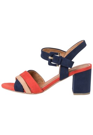 Sandal i navy, koral og beige ruskind med åben tå, blokhæl og justerbar ankelrem med spænde.