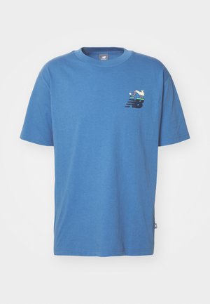 Camiseta de algodón azul con mangas cortas, cuello redondo y un pequeño logo gráfico multicolor en el pecho que presenta un pájaro y formas geométricas.