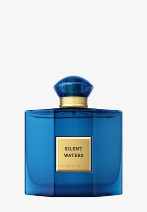 Blåt glas parfume flaske med guld label med teksten "Silent Waters" og "Rituals" og en facet blå hætte.