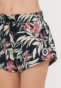 Sorte badeshorts med blomsterdesign som har store rosa og lilla blomster og grønne blader. Inkluderer snøring i livet og side-logohette.