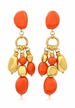 Boucles d'oreilles pendantes avec des perles irrégulières orange et or reliées par des anneaux et des boucles en or.