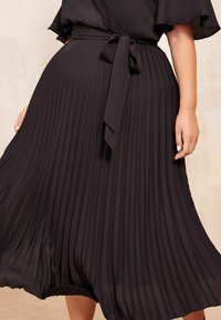 Friends Like These REGULAR FIT - CURVE  PLEATED  MIDI  - Freizeitkleid - black