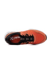 Zapatilla deportiva naranja con parte superior de malla, cordones negros y patrón de cuadrícula. Cuenta con una suela acolchada y un diseño liviano para mayor comodidad.