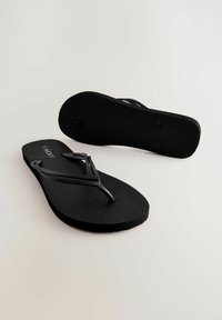 Zwarte flip-flops met een getextureerde rubberen zool en dunne rubberen banden in een V-vorm. Minimalistisch ontwerp, geschikt voor casual draag.