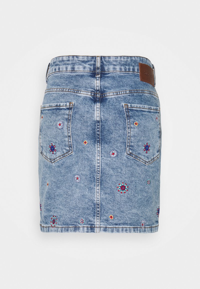Blaue Denim-Minikleid mit bunten gestickten Blumenmustern und zwei Gesäßtaschen, mit einem braunen Leder-Logopatch.