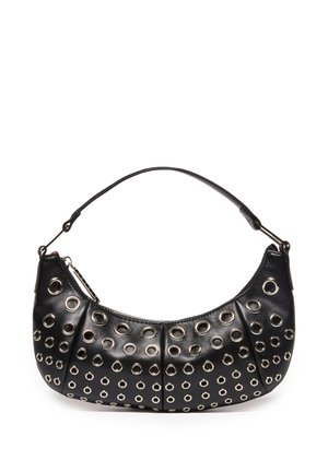 Borsa a tracolla in pelle nera con grandi occhielli metallici su tutta la superficie e una tracolla singola.