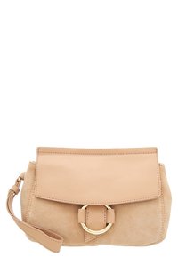 Sac à main en daim beige clair avec un rabat à pli et un accent en cercle doré. Dispose d'une petite sangle détachable pour plus de polyvalence.