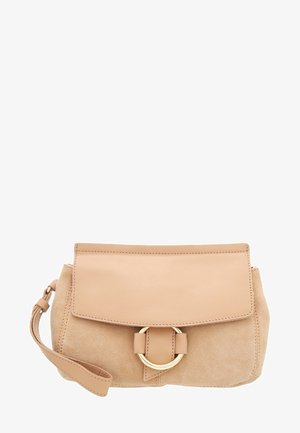 Jasnobeżowa torebka z zamszu z klapą składaną na zakładkę i złotym okrągłym ozdobnym elementem. Posiada mały odpinany pasek, umożliwiający wszechstronne noszenie.
