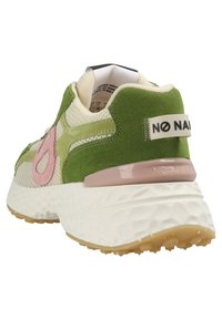 Grüne und cremefarbene Sneaker aus Mesh und Wildleder, mit rosa Akzenten, strukturiertem weißen Zwischensohlen und Gummiaußensohle. Verfügt über ein Logo-Tag auf der Rückseite.