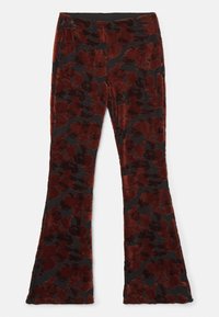 Pantalon évasé en velours noir avec motif floral rouge foncé et taille élastique, posé à plat sur fond blanc.