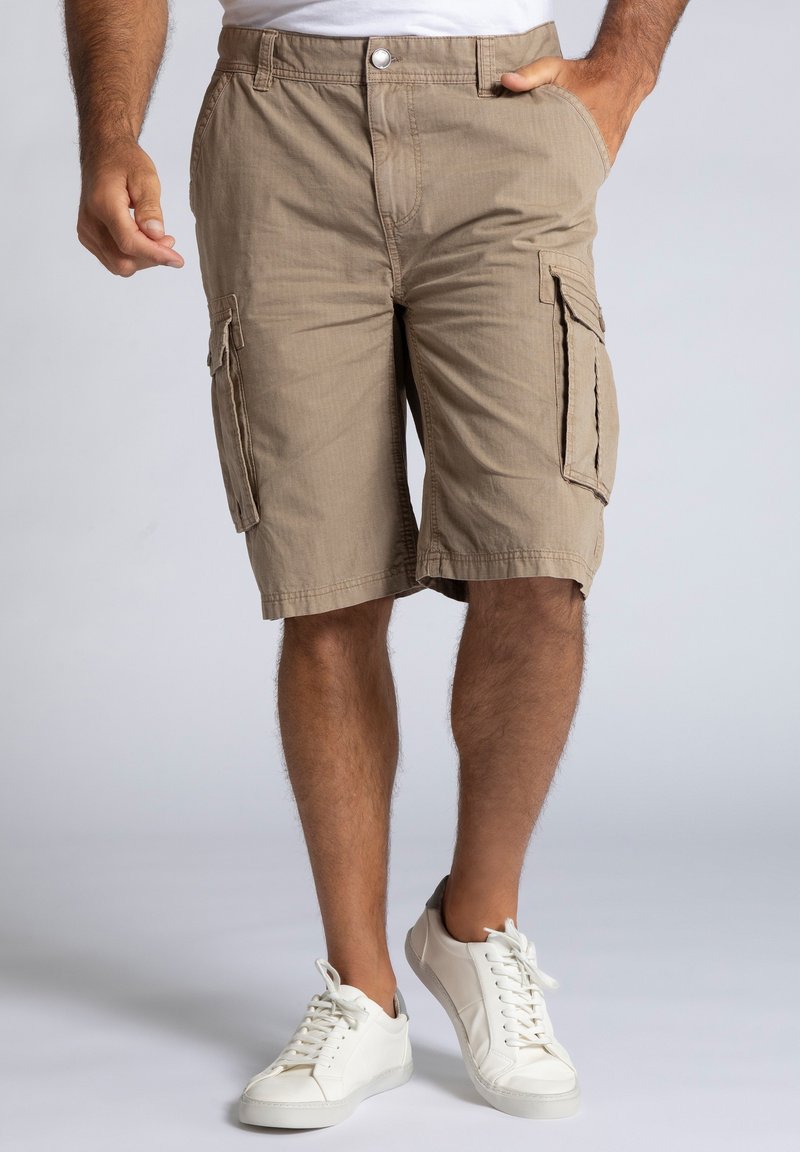 Beige cargoshorts van katoen met zijzakken, een relaxte pasvorm en een knoopsluiting. Gepaard met witte sneakers.