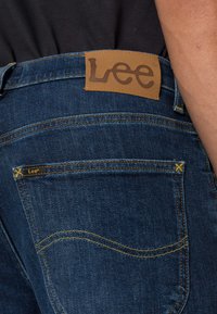 Lee BROOKLYN - Calças de ganga de perna direita - dark mid baker