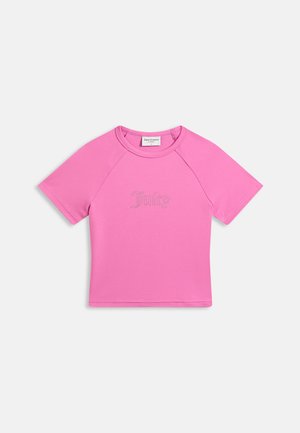 Ροζ crop top με κοντά μανίκια και στρογγυλή λαιμόκοψη, με το λογότυπο "Juicy" από στρας στο κέντρο μπροστά, σε λευκό φόντο.