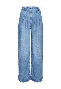 Pantalones de mezclilla de corte ancho en azul claro con pliegues frontales, cintura alta y dobladillo acampanado. Sin herrajes ni adornos visibles.