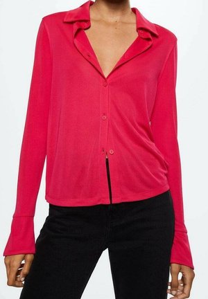 Rosa langärmlige Button-up-Bluse mit Kragen, die eine lockere Passform und glatte Textur aufweist. Enthält Frontknöpfe und leicht ausgestellt Ärmelbündchen.