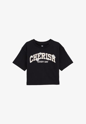 Juodas medvilnės marškinėlis, trumpas dizainas, trumpomis rankovėmis, su balta užrašu "GERBK KIEKVIENĄ DIENĄ" ir gėlių akcentais priekyje.