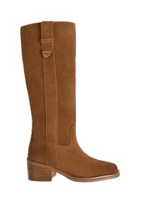 Hnědé semišové boots do výše kolen s texturovaným povrchem, dekorativním cvočkováním po straně a s blokovým dřevěným podpatkem.