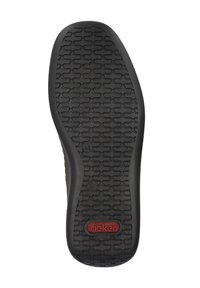 Czarna gumowa podeszwa z fakturowaną powierzchnią, posiadająca wzór heksagonalny oraz czerwone logo "rieker" w pobliżu pięty.