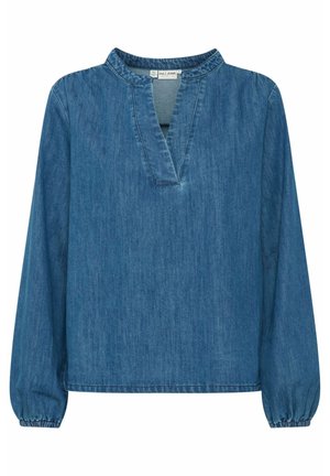 Blå denimblus med långa ärmar, V-ringning och elastiska muddar. Har en slät textur och en avslappnad passform.