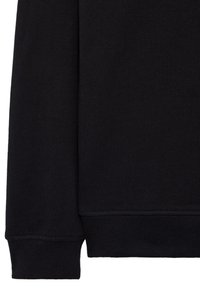 Hanorac negru cu manșete și tiv ribbad, textură netedă și un design simplu, fără modele sau grafică vizibile.