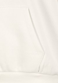 Weißes Sweatshirt mit einer Kängurutasche, gerippten Bündchen und Saum. Hergestellt aus weichem Baumwollmaterial mit glatter Textur.