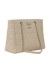 Beige gewatteerde tote bag met zilveren hardware, voorzien van kettinghengsels en een logo. Gemaakt van synthetisch materiaal, heeft het een strakke, gestructureerde vorm.