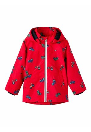 Veste imperméable rouge avec fermeture éclair à l'avant, capuche et motif imprimé de petits tracteurs bleus et verts. Manches longues avec poignets foncés.