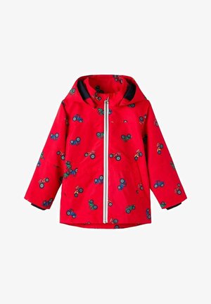 Veste imperméable rouge avec fermeture éclair à l'avant, capuche et motif imprimé de petits tracteurs bleus et verts. Manches longues avec poignets foncés.